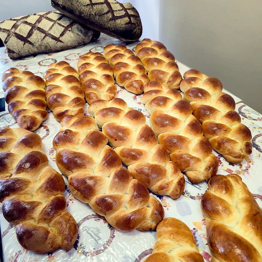 Brioches tressées dorées en vitrine