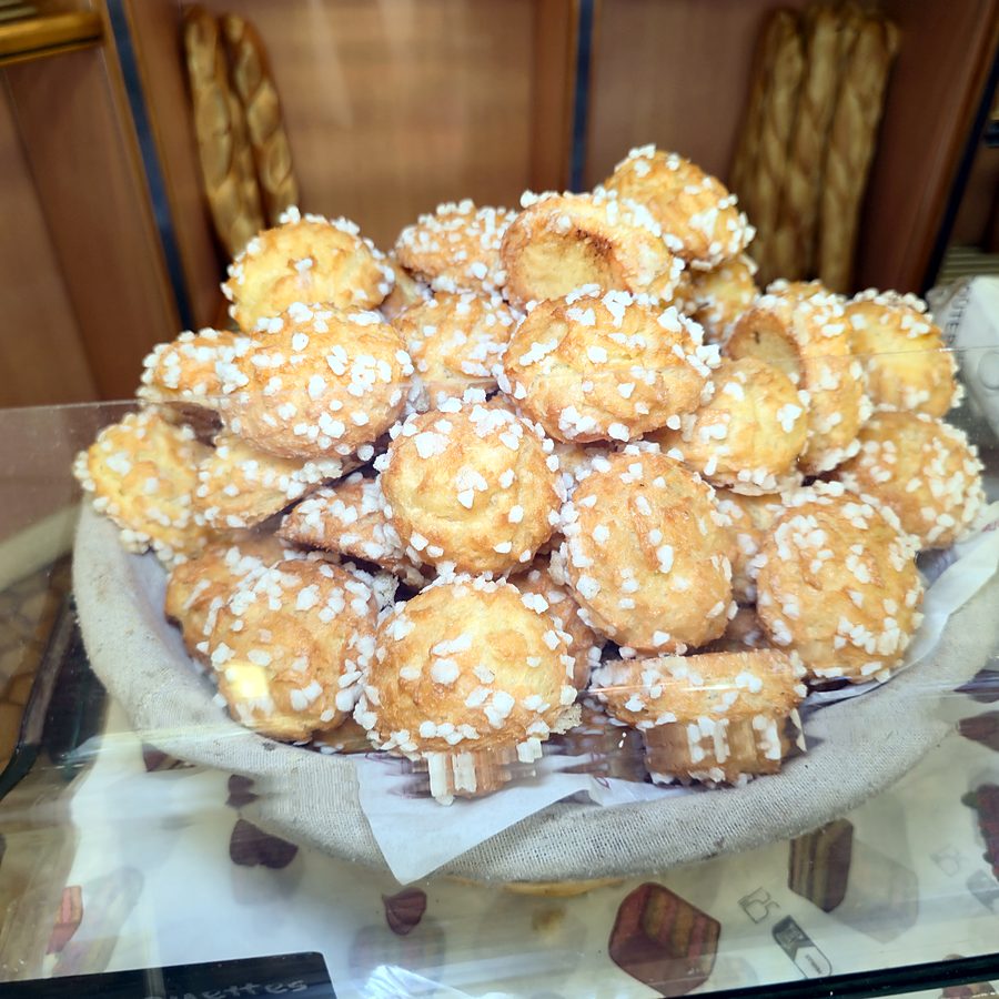 Chouquettes au sucre perlé dans une corbeille