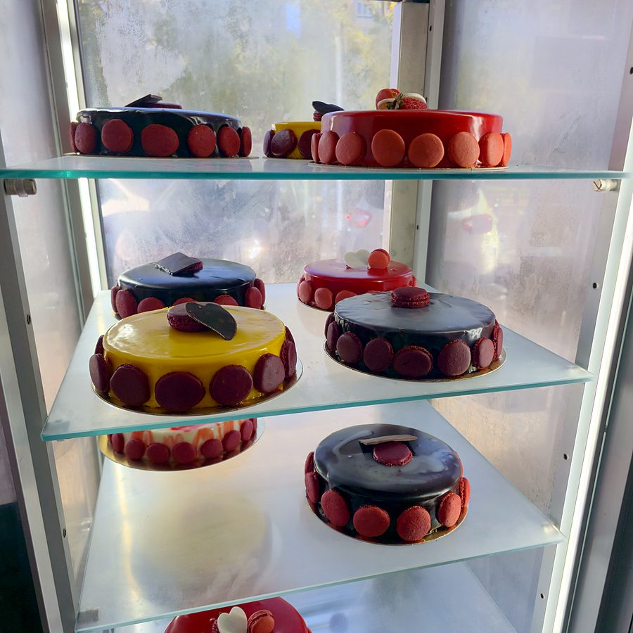 Entremets glacés en vitrine