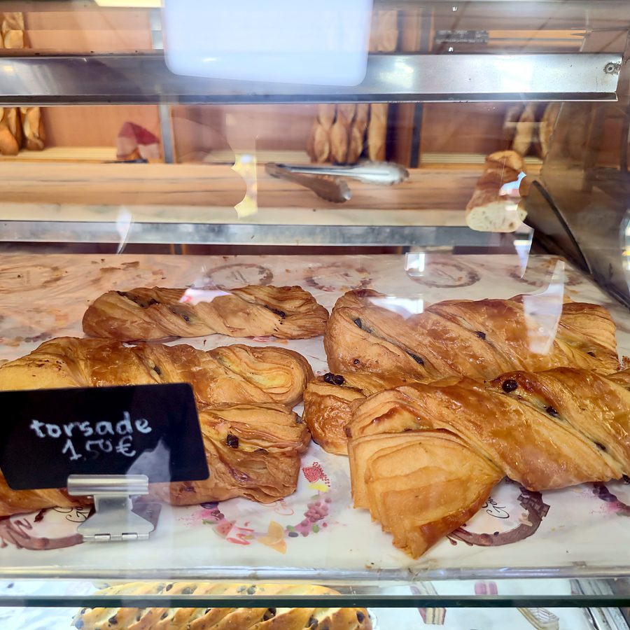 Torsades et viennoiseries en vitrine
