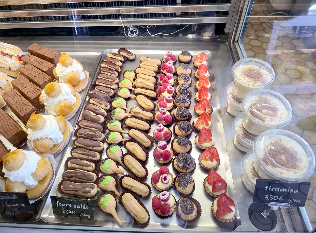 Éclairs, tartelettes aux fruits et choux en vitrine, Le Mistral