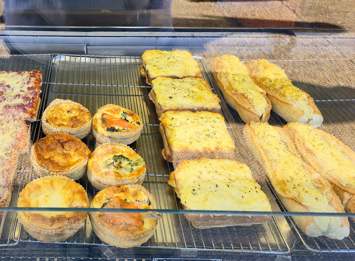 Croques, quiches et pizzas à emporter en vitrine, Le Mistral