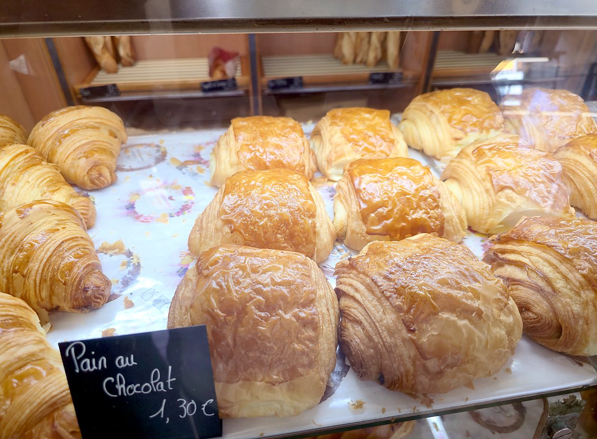 Croissants et pains au chocolat dorés en vitrine, Le Mistral